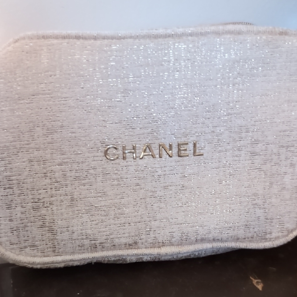 CHANEL Beauté Cream And Gold Pouch